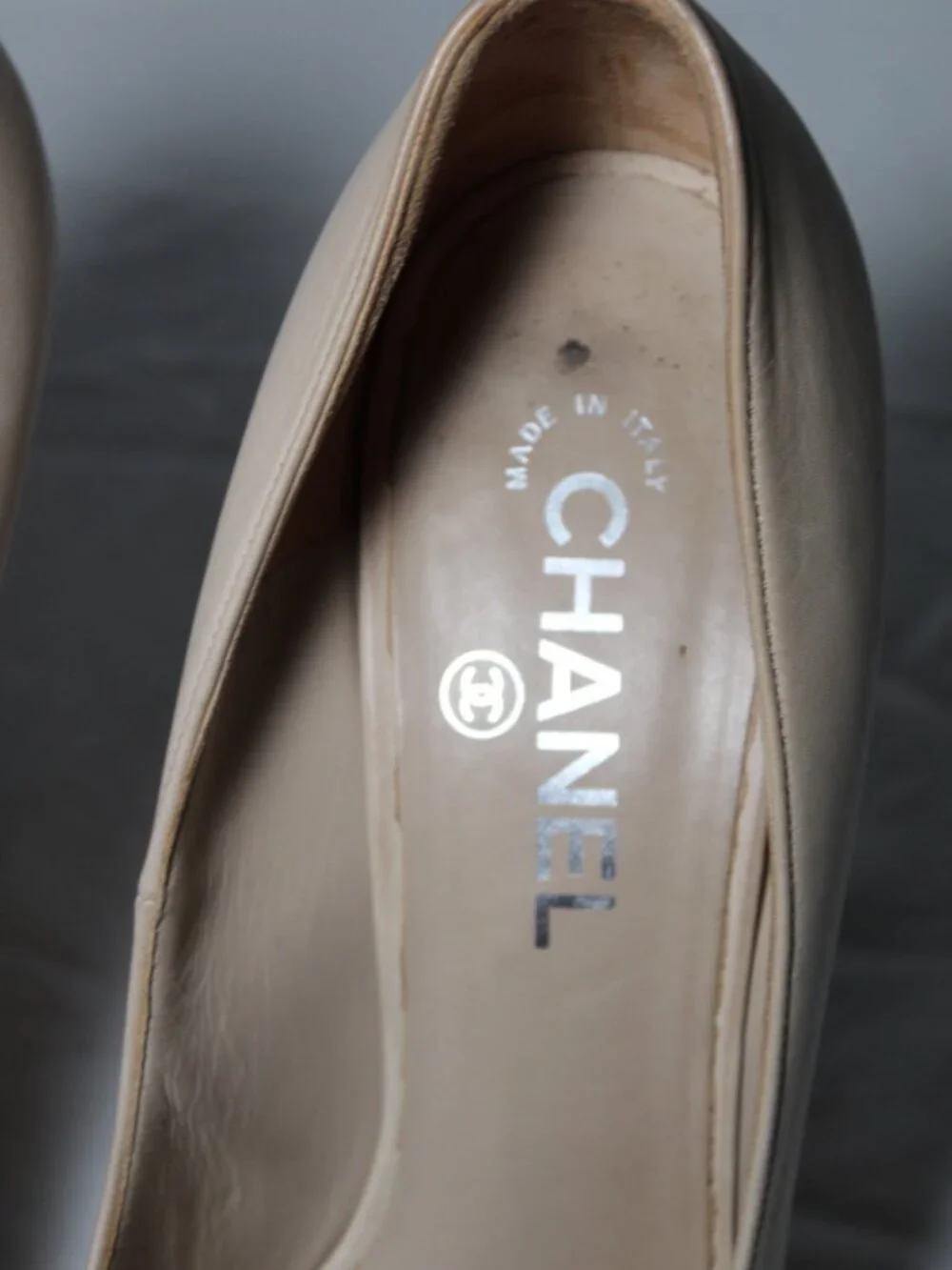 Chanel Two Tone Leather Tan Black Toe CC Cap Heels Pumps Chain Detail 40